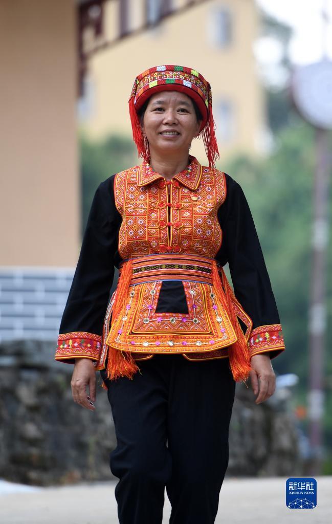 　在廣西蒼梧縣六堡鎮(zhèn)山坪村，祝雪蘭走在村道上（2022年9月22日攝）。新華社記者 陸波岸 攝